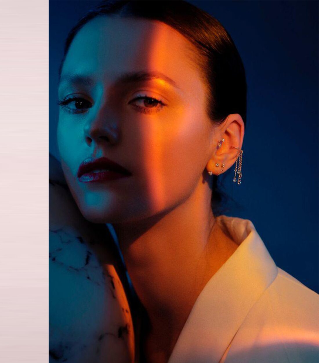Ritratto con luce bicolore blu e ambra
