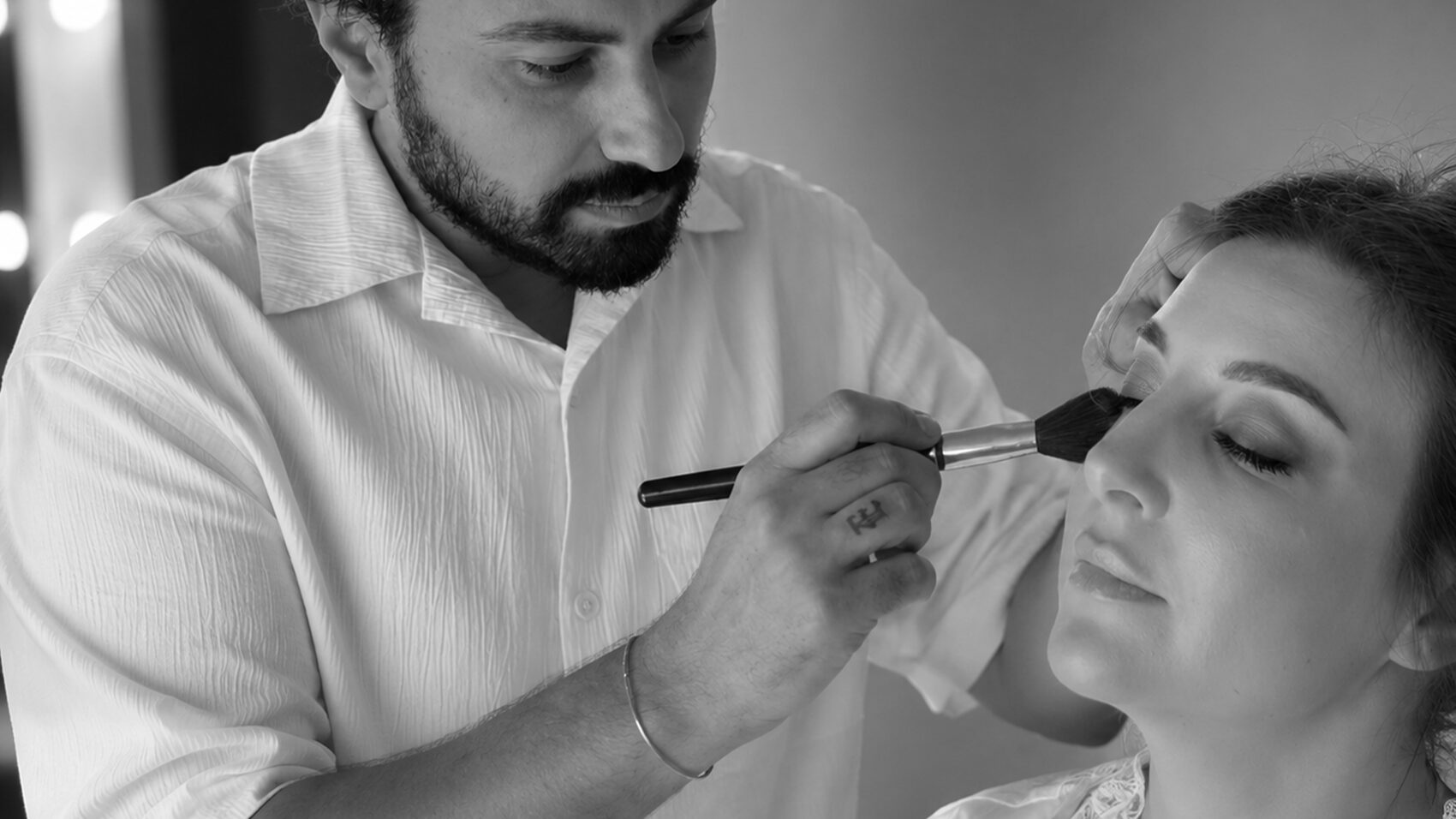 Luca De Bartolo al lavoro durante un servizio di make-up